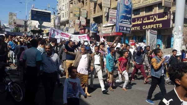 مسيرة احتجاجية في تعز تطالب الأمن بضبط متهمين بقتل المواطن 