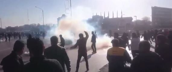 تظاهرات غاضبة لإيرانيين في عدة مدن احتجاجاً على الضائقة الاقتصادية