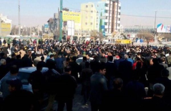 أنباء عن مقتل محتجين اثنين في غرب إيران