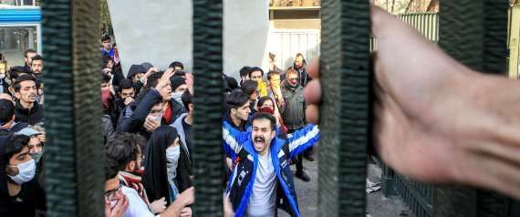 الإيرانيون يكسرون المحرمات.. المحتجون يواصلون لليوم الرابع أحد أكبر التحديات للقيادة الدينية للبلاد رغم تهديد السلطات