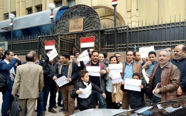 طلاب اليمن بمصر يحملون السفير 