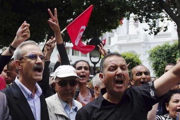 تونس تنشر الجيش في عدة مدن وتعتقل المزيد مع تصاعد حدة الاحتجاجات العنيفة