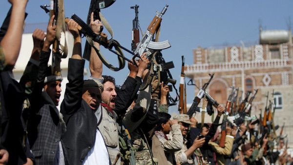 مصدر أمني: ضبط شاحنات إغاثية باعها الحوثيون بصنعاء