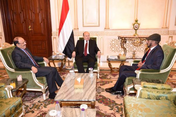 الرئيس هادي يلتقي شقيق علي عبدالله صالح والأخير يعلن وقوفه مع الشرعية