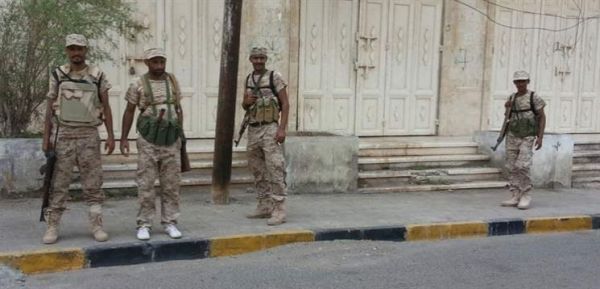 قوات الحزام الأمني تداهم محلات الصرافة في كريتر وتعتقل عددا من الموظفين
