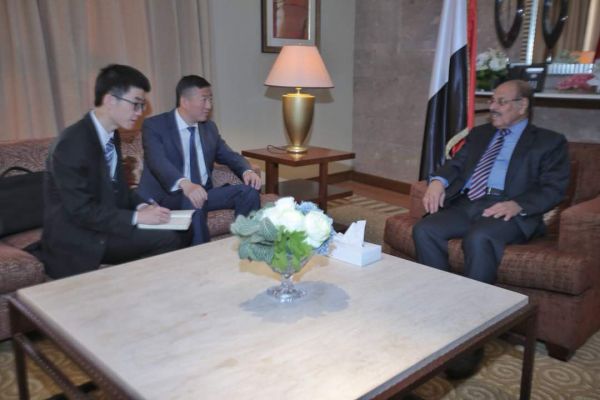السفير الصيني يدعو لممارسة الضغط على الحوثيين لتنفيذ القرارات الأممية