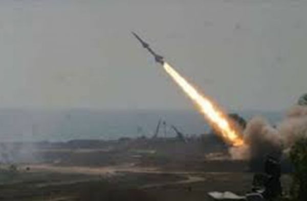 الحوثيون يعلنون إطلاق صاروخ بالستي على مطار الرياض