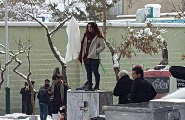 اعتقال 29 إمراة في إيران بسبب خلع الحجاب ـ (فيديو)