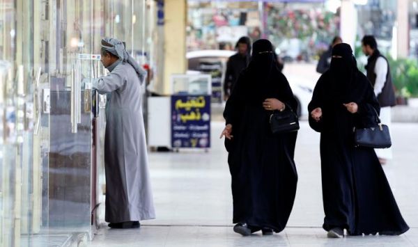 فقيه سعودي: المرأة ليست ملزمة بالعباءة