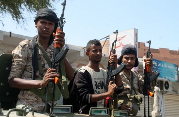 الحوثيون يفرجون عن أربعة من الجيش الوطني مقابل  استلامهم جثة قيادي