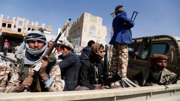 الحوثيون يفرجون عن 49 عسكرياً من أنصار 