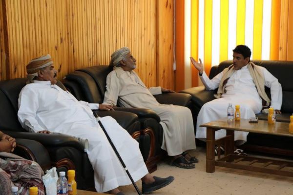 محافظ المهرة يلتقي مسؤول عماني