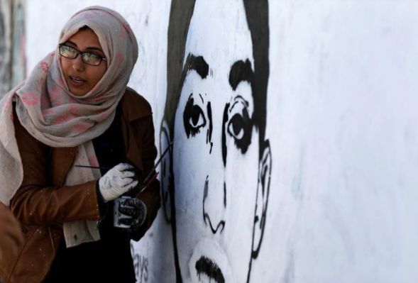 فنانة تشكيلية يمنية تلجأ للجداريات للتذكير بضحايا الحرب