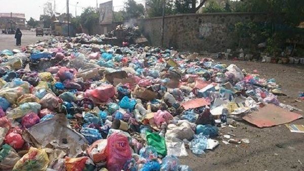 تراكم القمامة بتعز.. يزيد من حجم التلوث الذي يفتك بصحة المدنيين (تقرير)