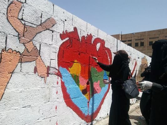 فنانون تشكيليون يجسدون السلام في جدران شوارع تعز (صور)