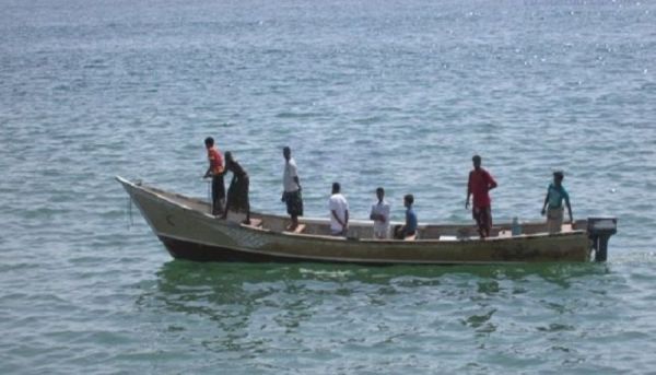 البحرية الباكستانية تقدم المساعدة والعون لصيادين يمنيين
