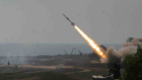 جماعة الحوثي تعلن إطلاق صاروخ باليستي على معسكر سعودي