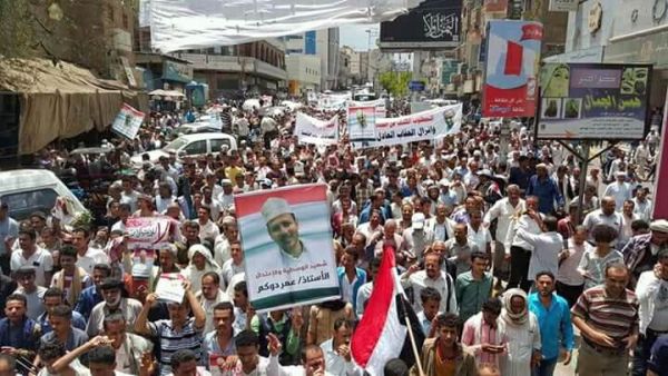 الآلاف في تعز يشيعون جثمان الشهيد عمر دوكم