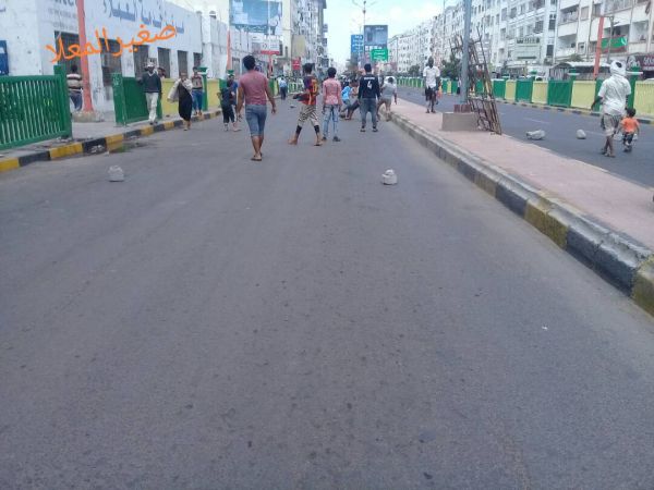 عشرات الجنود يقطعون الشارع العام في المعلا احتجاجاً على تأخر صرف رواتبهم