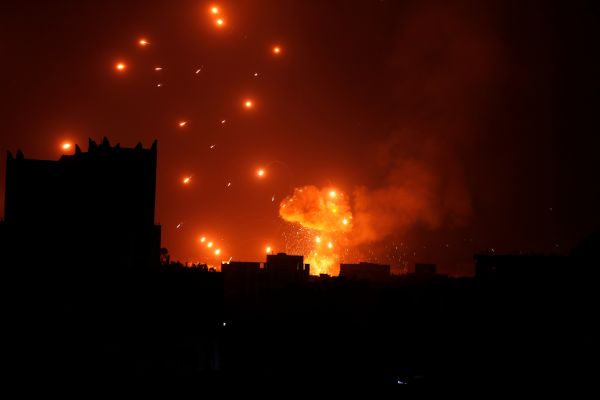 غارات عنيفة للتحالف على مواقع في صنعاء عقب استهداف الحوثيين ناقلة نفط سعودية