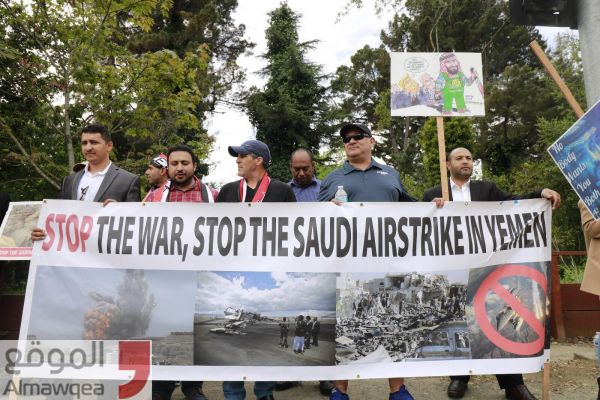 يمنيون يتظاهرون أمام مقر إقامة بن سلمان في كاليفورنيا تنديدا بالحرب على اليمن (صور)