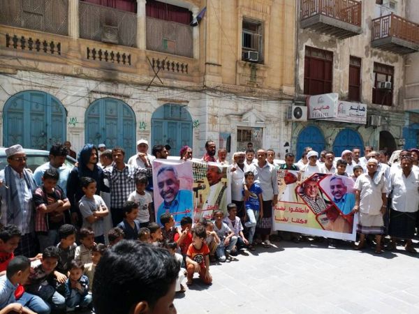 وقفة احتجاجية لرواد مسجد الذهيبي في عدن تطالب بالافراج عن 