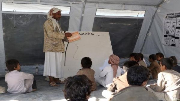 آلاف المعلمين في اليمن يغادرون مناطقهم تاركين مدارسهم للفراغ