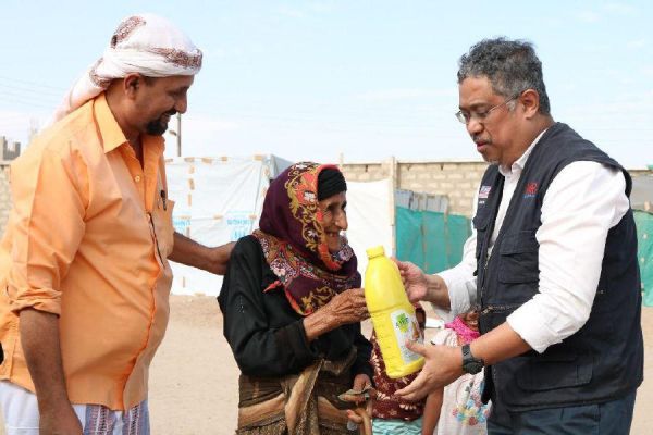 ماليزيا تقدم مساعدات للنازحين اليمنيين جنوب اليمن