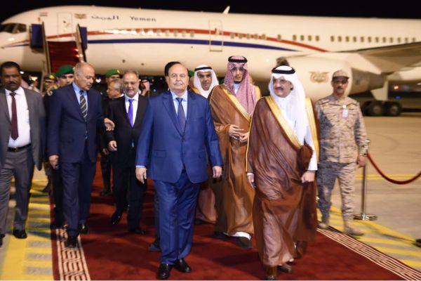 الرئيس هادي يصل مدينة الظهران السعودية للمشاركة في القمة العربية
