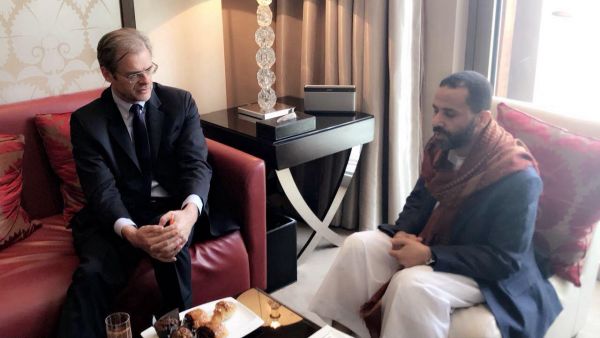 الشيخ حميد الأحمر يبحث مع سفيري بريطانيا وفرنسا مستجدات الأوضاع في اليمن