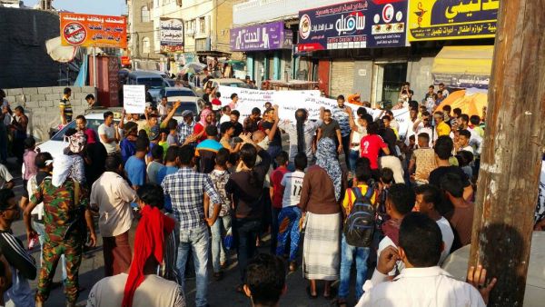 مواطنون يتظاهرون في عدن احتجاجاً على ارتفاع الأسعار وتردي الوضع المعيشي