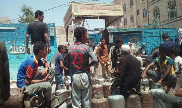 عمران ..الحوثيون يبيعون الغاز المنزلي عبر مشرفيهم بالحارات ويمنعونه عن المحطات