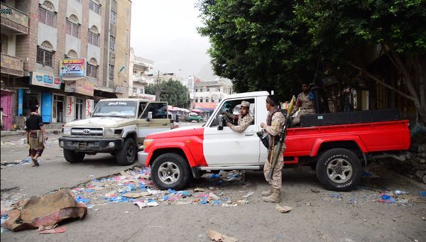 تعز.. مقتل مدنيَين وإصابة آخرين في موجهات بين قوات الأمن وكتائب أبو العباس