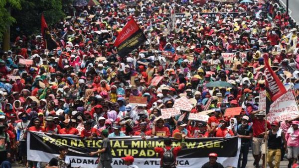 عمال العالم يتظاهرون يوم عيدهم للمطالبة بحقوقهم