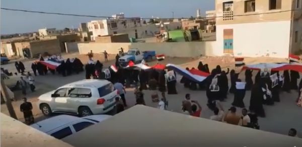 مظاهرة نسائية في سقطرى تهتف لليمن وتندد بالاحتلال الإماراتي (فيديو)
