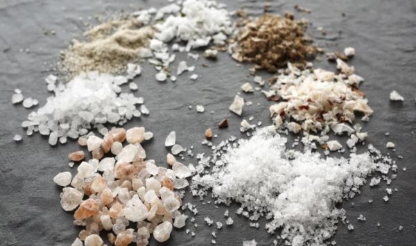 ‫هل الملح الملون أفضل صحيا من العادي؟