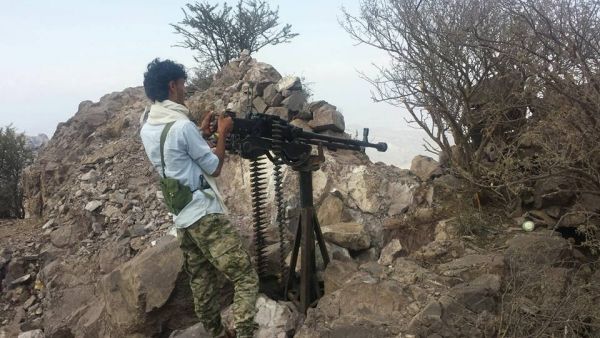 العشرات من مليشيا الحوثي يسلمون أنفسهم للجيش الوطني غربي تعز