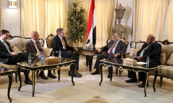 السفير الأمريكي يدعو التحالف إلى التنسيق الدائم لدعم الشرعية وإنهاء الانقلاب باليمن  
