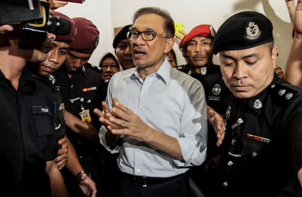 ملك ماليزيا يصدر عفوا شاملا عن الزعيم السياسي أنور إبراهيم