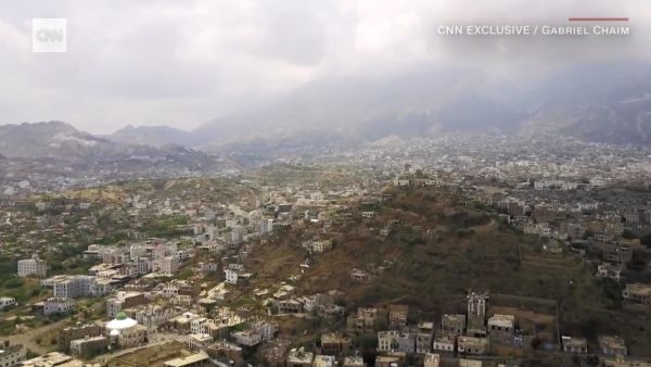 لقطات نادرة من طائرات بدون طيار تُظهر دمارا واسعا في مدينة تعز (فيديو)