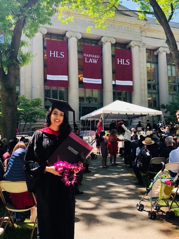 صفاء كرمان .. أول يمنية تحصل على الماجستير في القانون من جامعة هارفارد الأمريكية