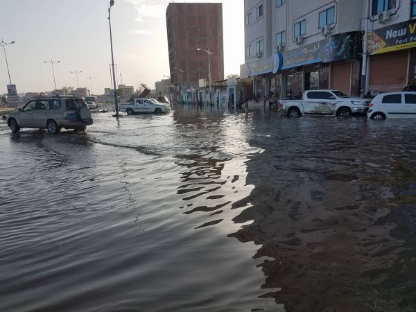 سيول غزيرة في عدن تعرقل حركة المرور وتعطل شبكة الكهرباء
