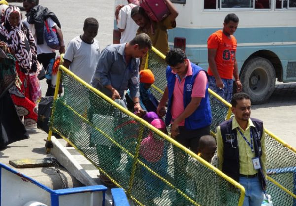 الهجرة الدولية تلغي عملية إجلاء مهاجرين عبر ميناء الحديدة بسبب الهجوم