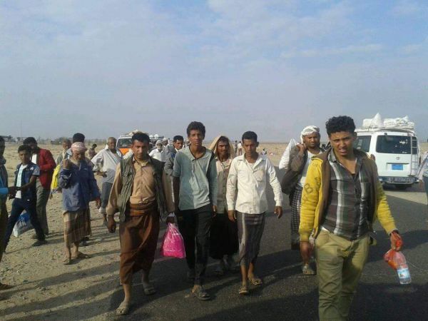 عشرات الأُسر النازحة تواصل العبور إلى عدن بعد تدخل حكومي