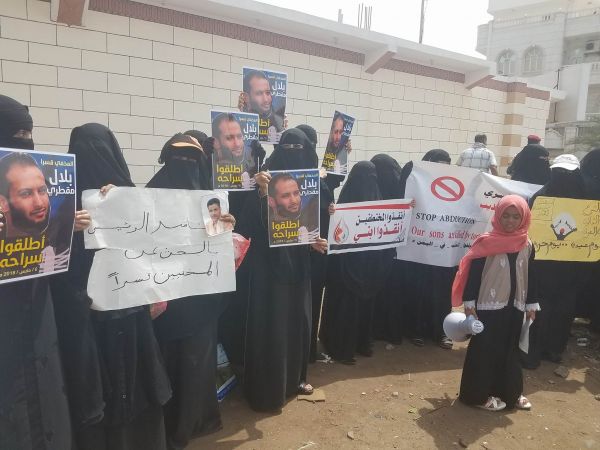 قوات موالية للإمارات تفرج عن 19 معتقلاً في عدن ووقفة احتجاجية أمام منزل وزير الداخلية