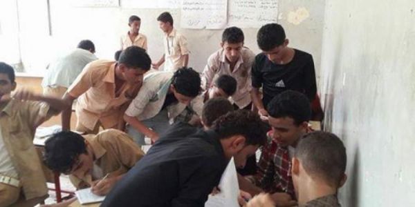 بتشجيع الحوثيين.. ظاهرة الغش تشارك الحرب في تدمير التعليم والواتساب وسيلة مفضلة (تقرير)