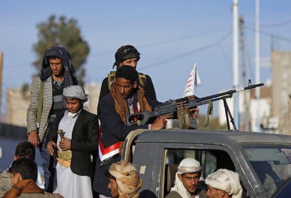 ميليشيات الحوثي تواصل حصارها لقرية القدم بعتمة وتعتقل العشرات