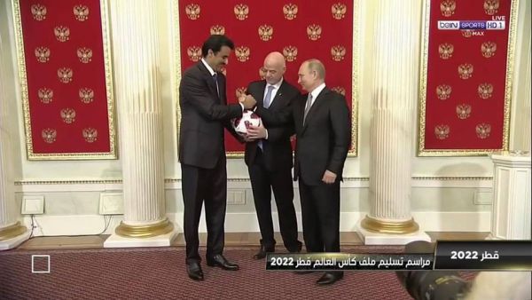 رسميا: أمير قطر يتسلم من الفيفا شارة مونديال 2022 (صورة)