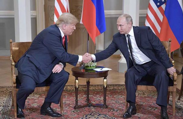 نيويورك تايمز: لماذا بدا ترامب ذليلاً أمام بوتين ووضع نفسه تحت قدميه؟