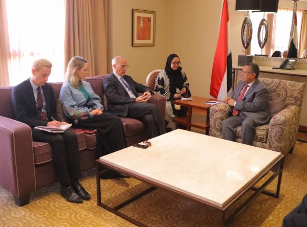 السفير البريطاني يؤكد دعم بلاده للسلام في اليمن وفق المرجعيات الأساسية